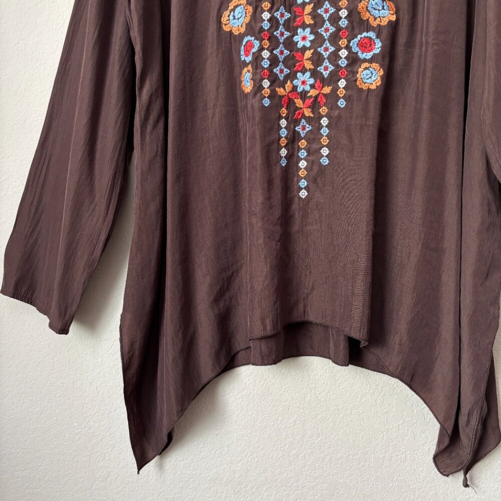 Andree by UNIT 1X Floral Embroidered Longline Sharkbite Hem Blouse Top - Picture 7 of 12